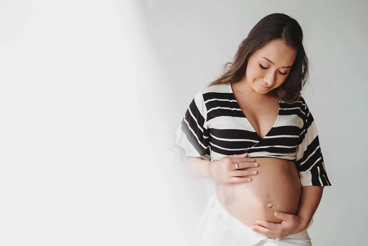 Mãe segurando a barriga